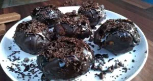 Most Unique Indian Street Foods You Probably Haven’t Tried Yet — But Should! 1 Chocolate Golgappa Is One Of Unique Indian Street Foods